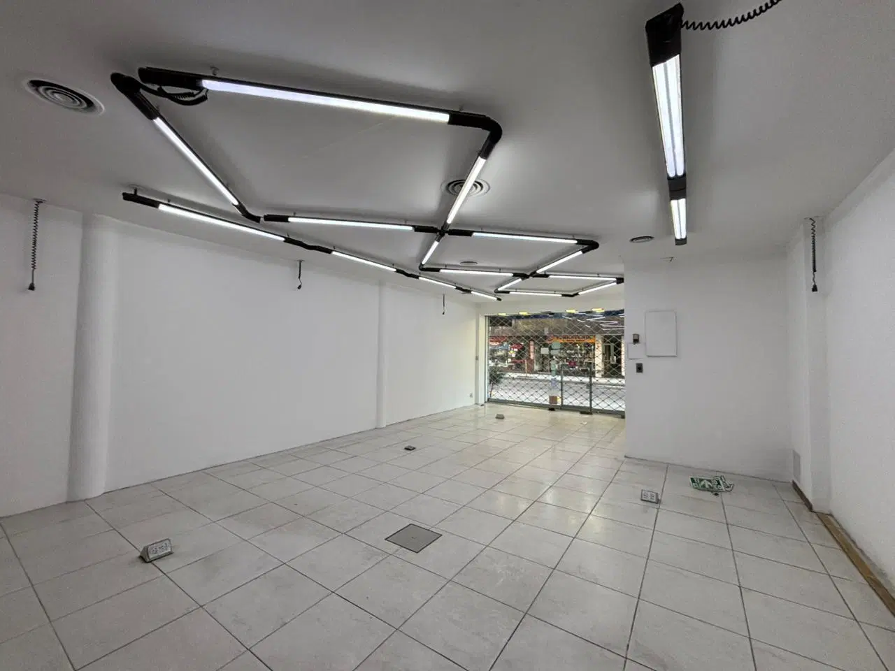 Local de 135 M2 en el centro, Av. Velez Sarsfield - VENTA 1