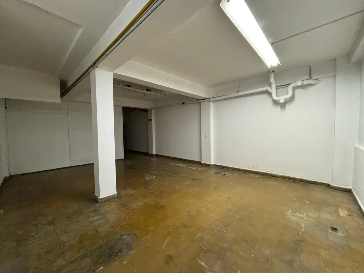 Local de 135 M2 en el centro, Av. Velez Sarsfield - VENTA 2