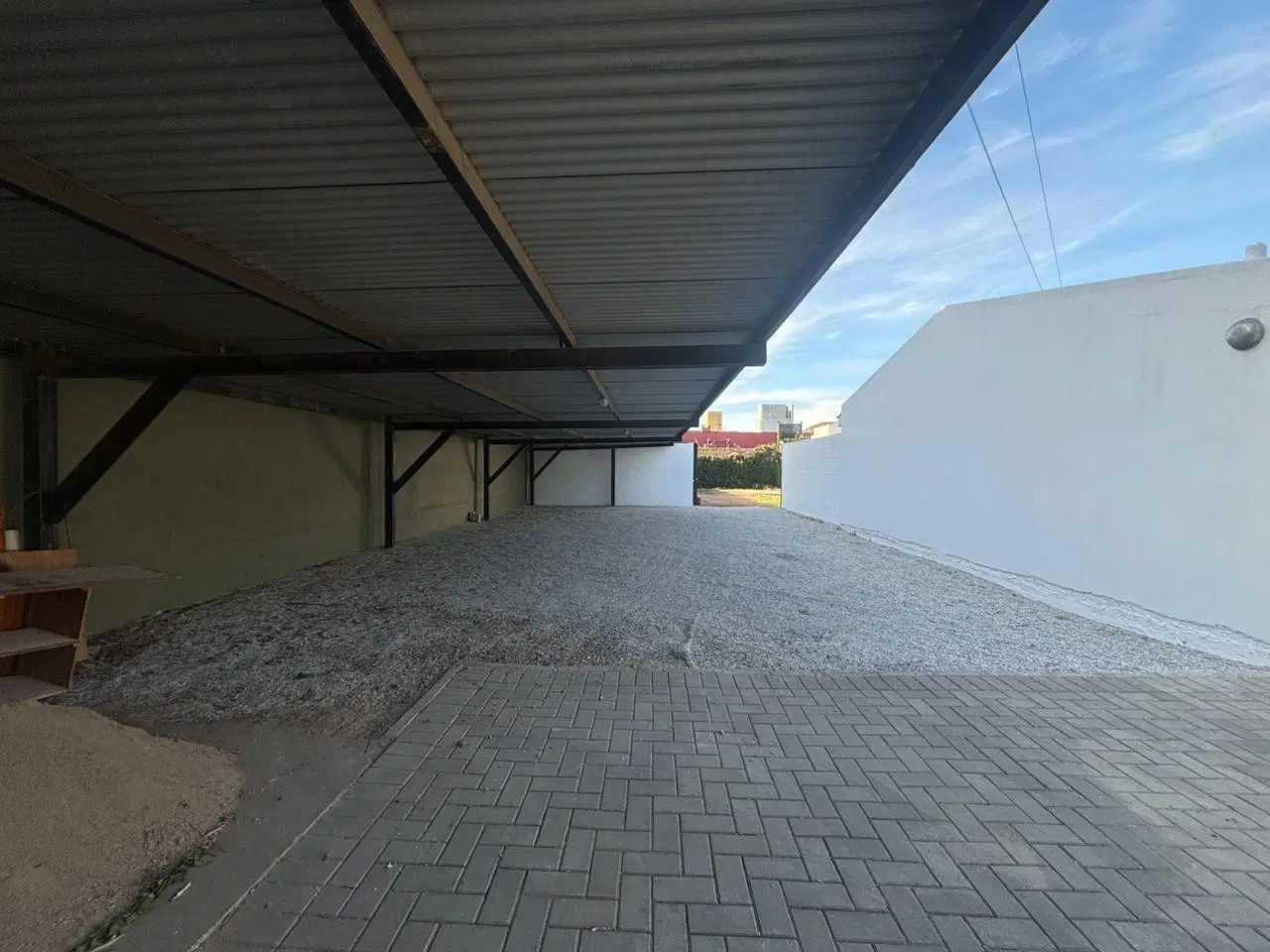 Local 200 M2 + patio 600 m2 + 12 cocheras - ALQUILER 1