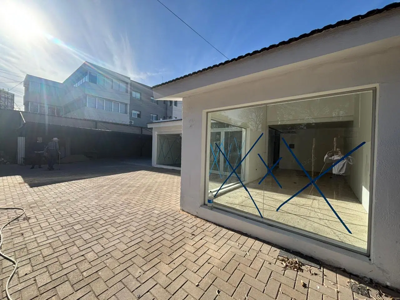 Local 200 M2 + patio 600 m2 + 12 cocheras - ALQUILER 3