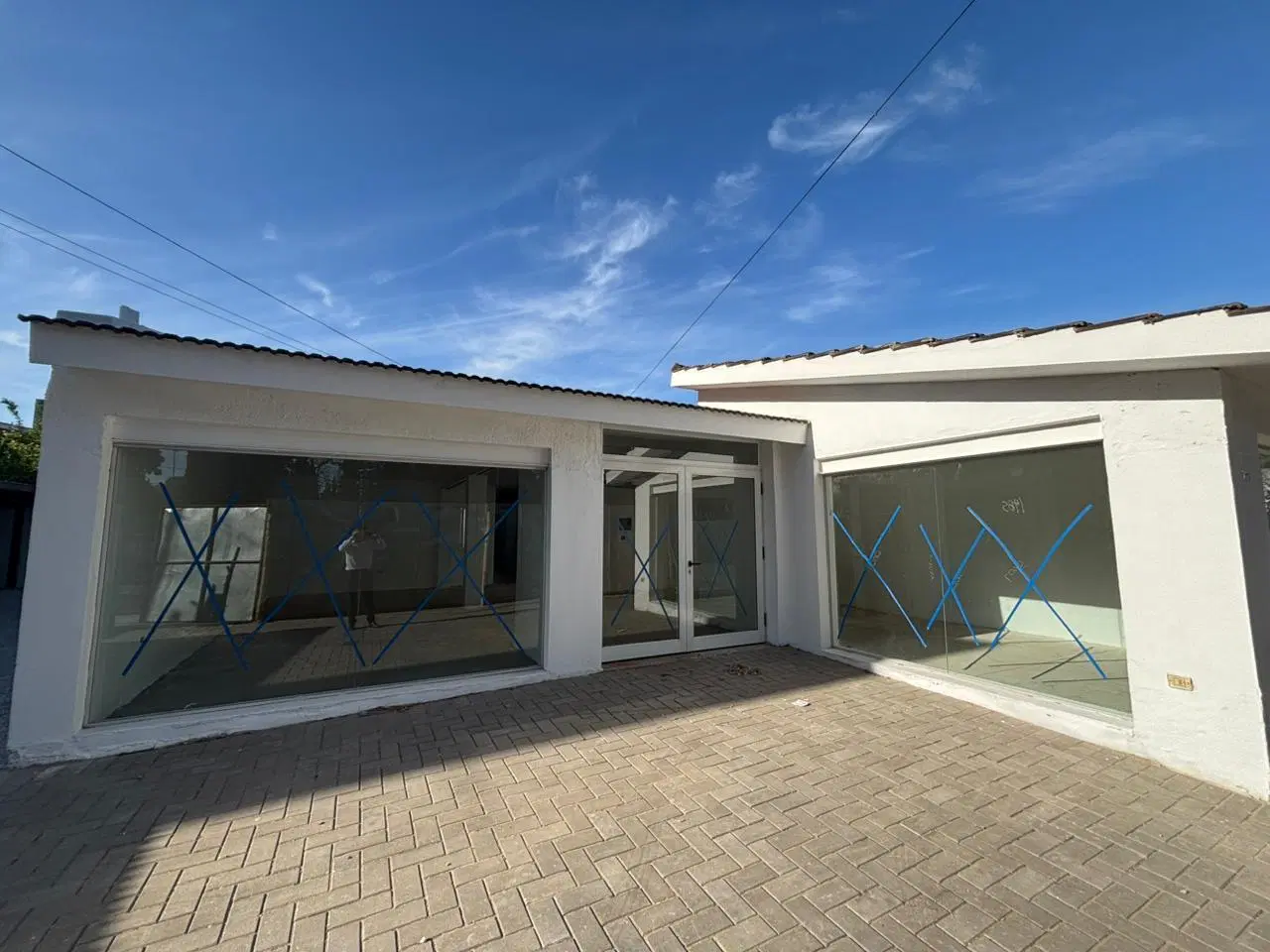 Local 200 M2 + patio 600 m2 + 12 cocheras - ALQUILER 5