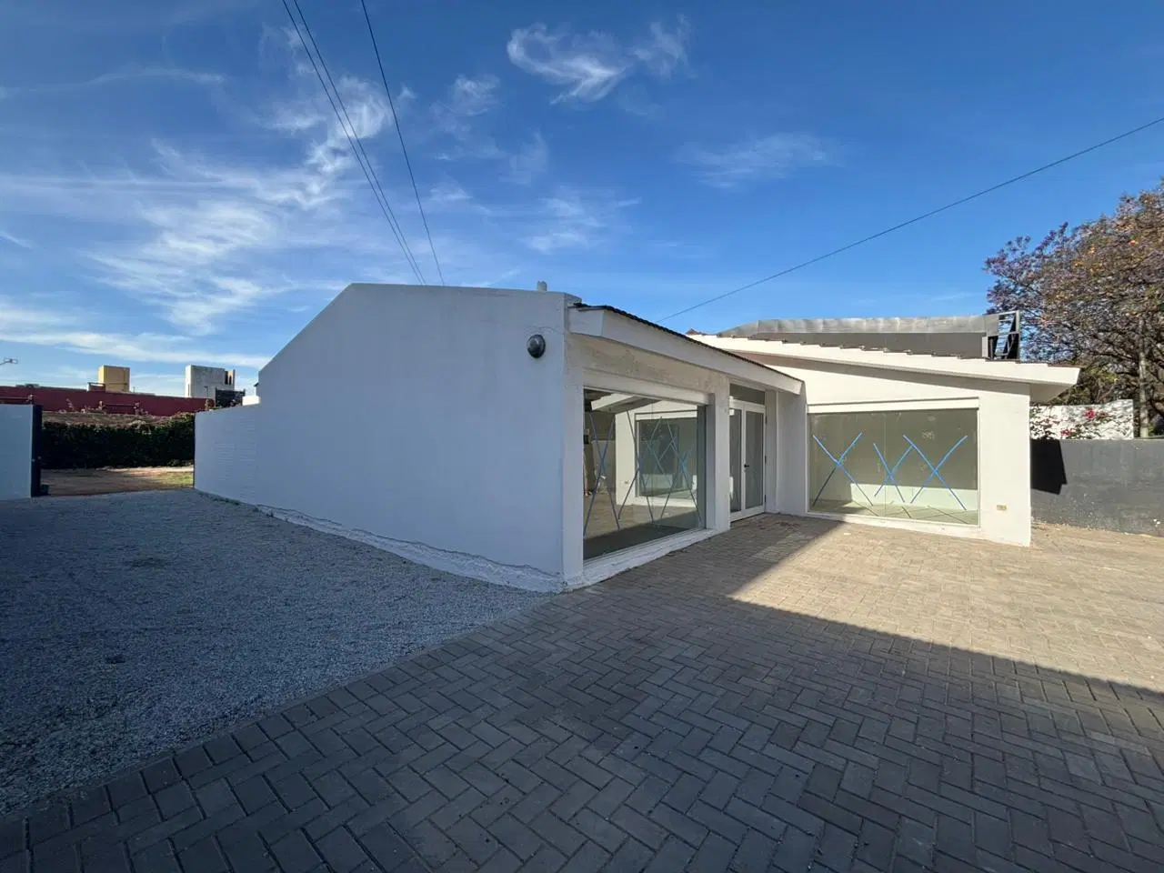 Local 200 M2 + patio 600 m2 + 12 cocheras - ALQUILER 2