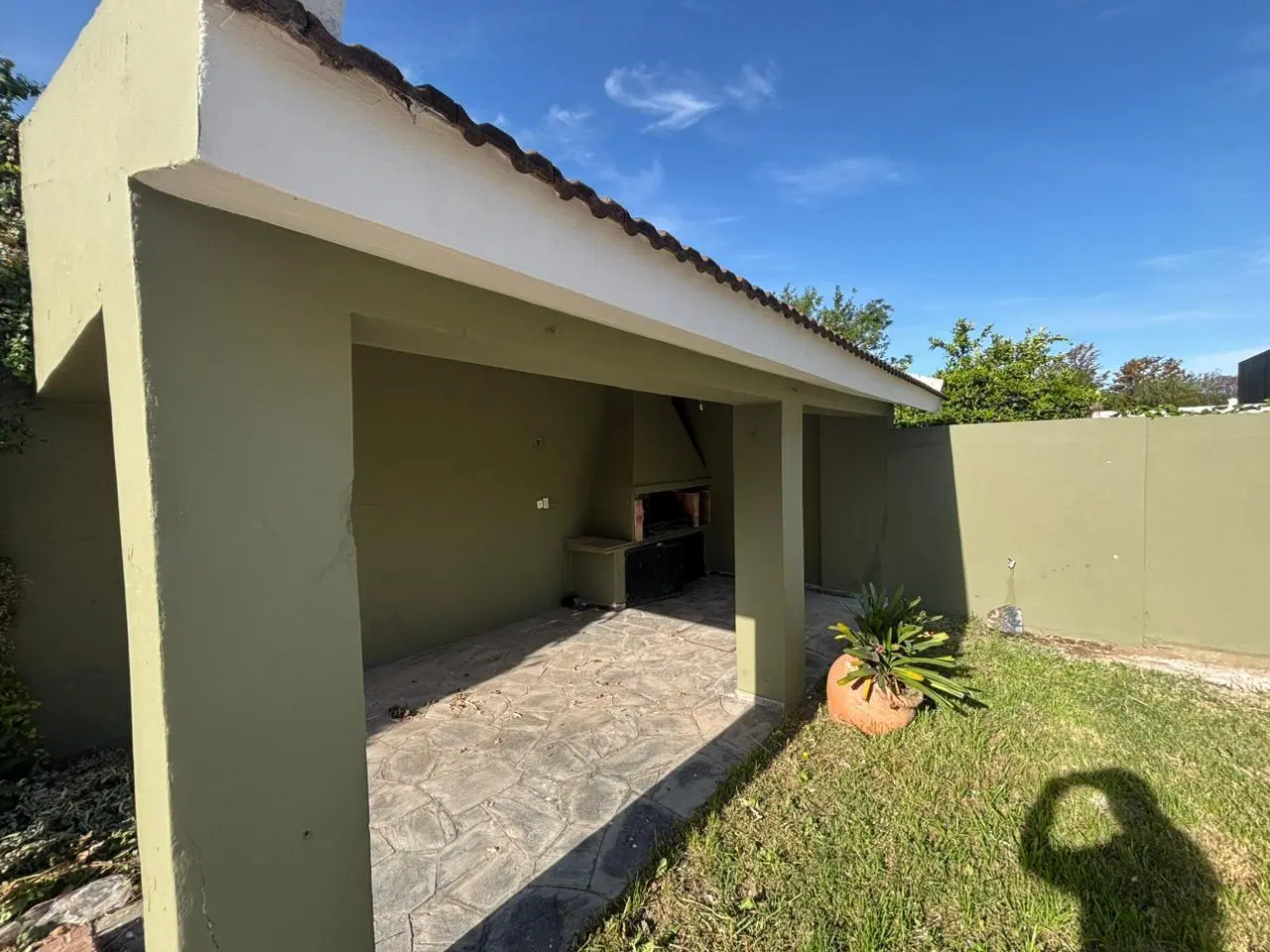 Local 200 M2 + patio 600 m2 + 12 cocheras - ALQUILER 4