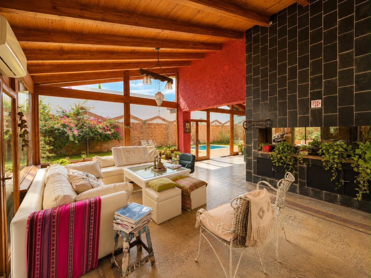 Casona de categoría 4 dorm. en Alta Córdoba - VENTA