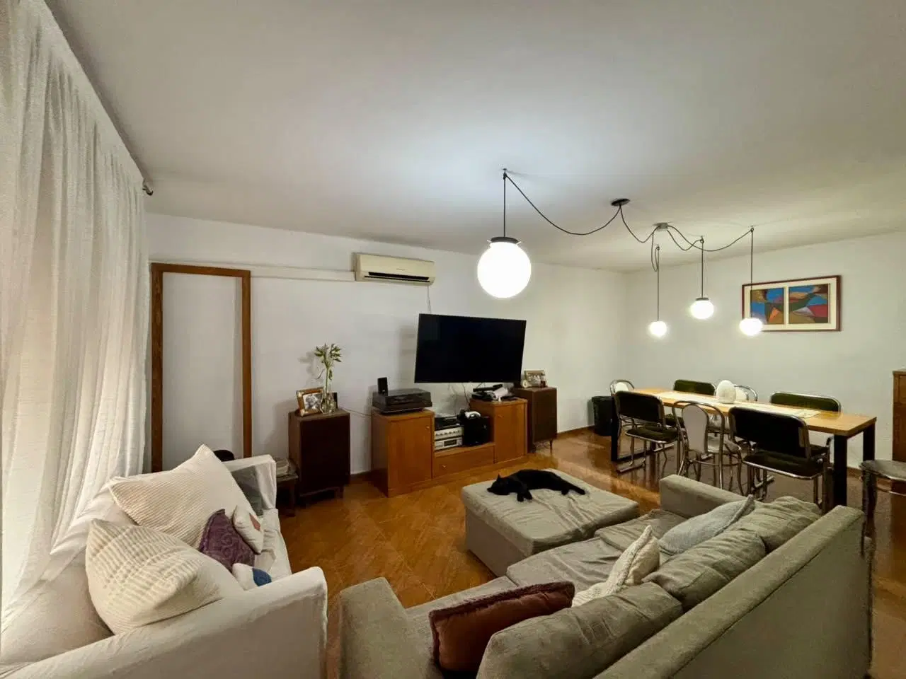 Casa 4 dormitorios con patio en Poeta Lugones - VENTA 5