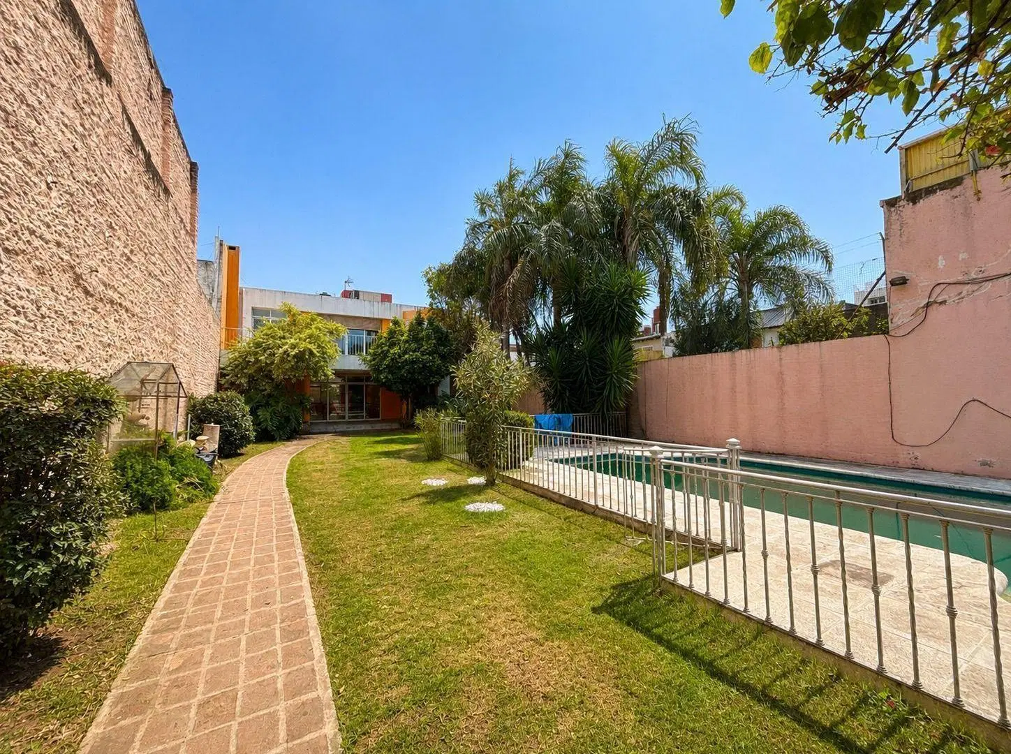 Casa de Categoría 3 dorm. Gran Terreno en Alta Córdoba - VENTA 8