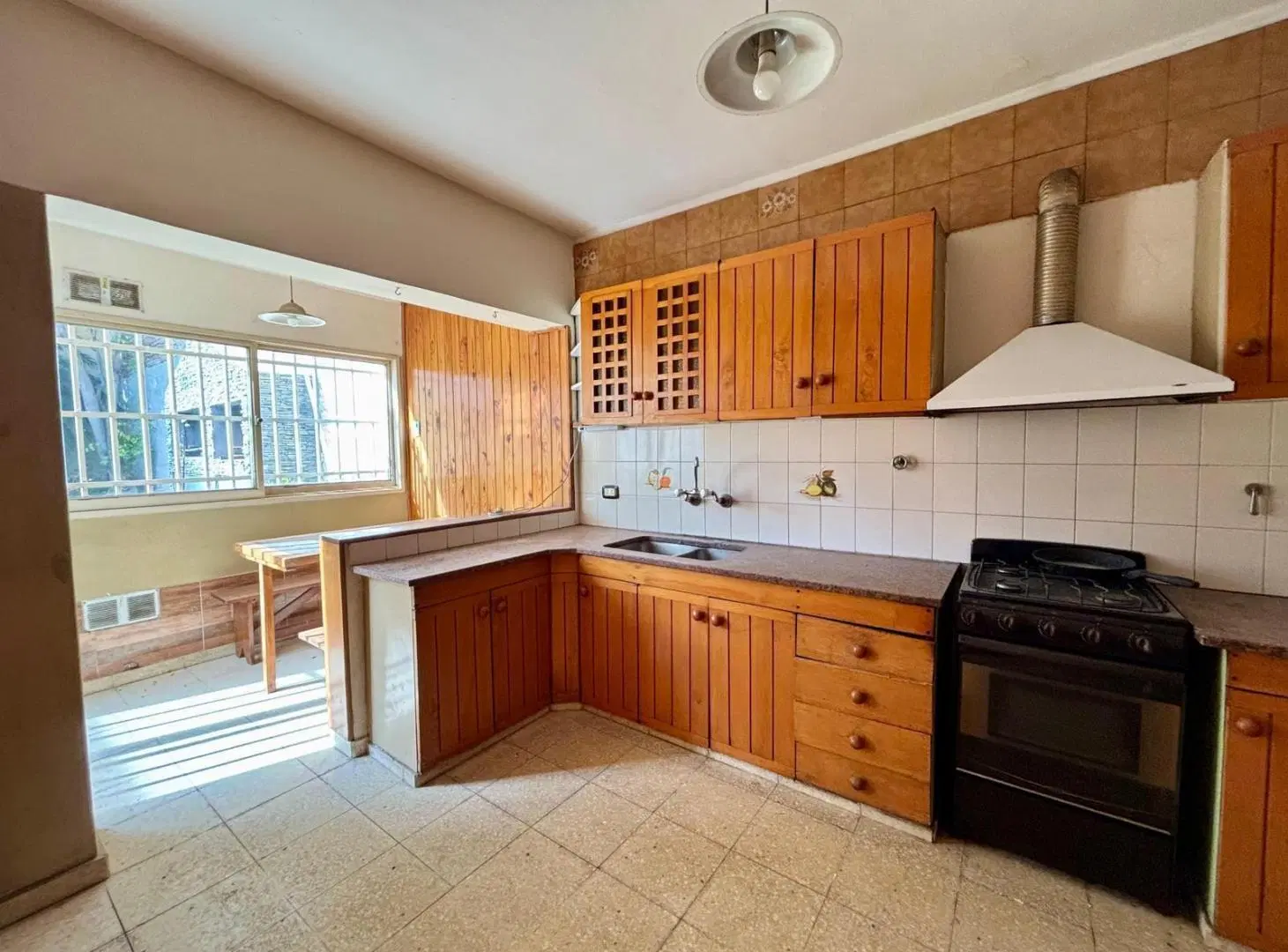 Casa 4 dorm. patio + 2 locales sobre Fragueiro - VENTA 4