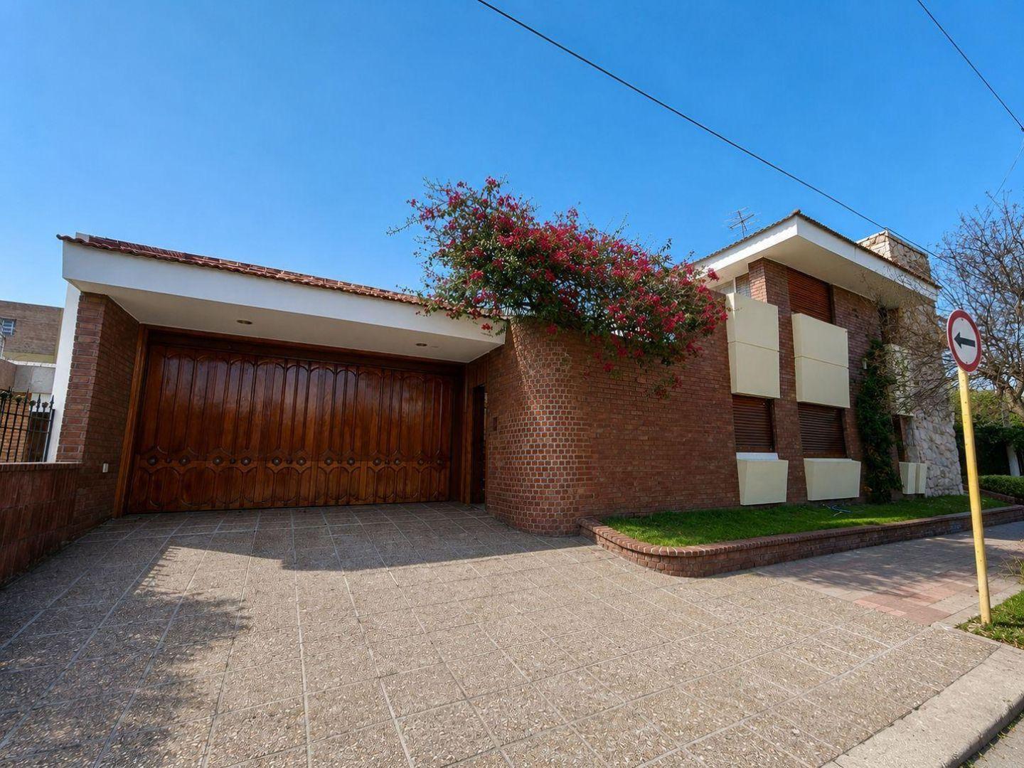 Foto de Casa de alta categoría 4 dorm. patio y cochera en Ayacucho - VENTA, imagen 4