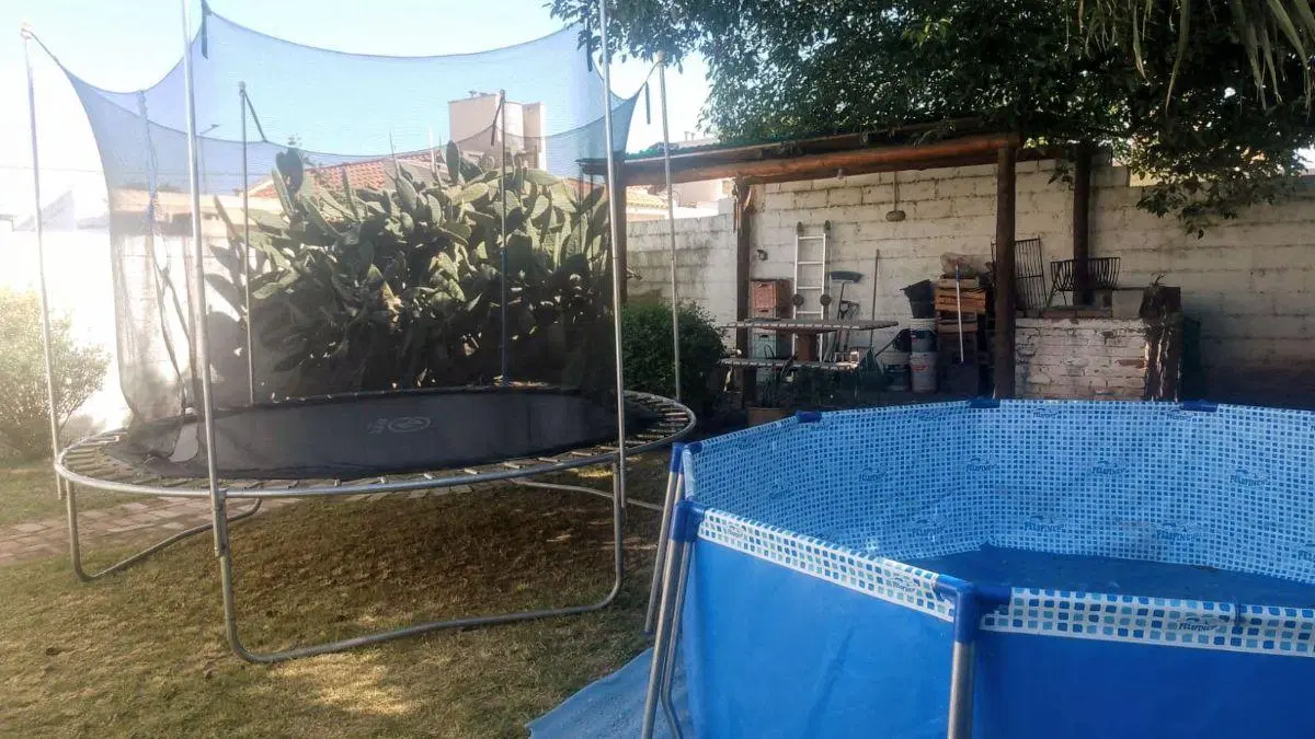 Vendo casa 2 DOR. en Barrio Smata 1. Cochera. Patio. Excelente ubicación. 5