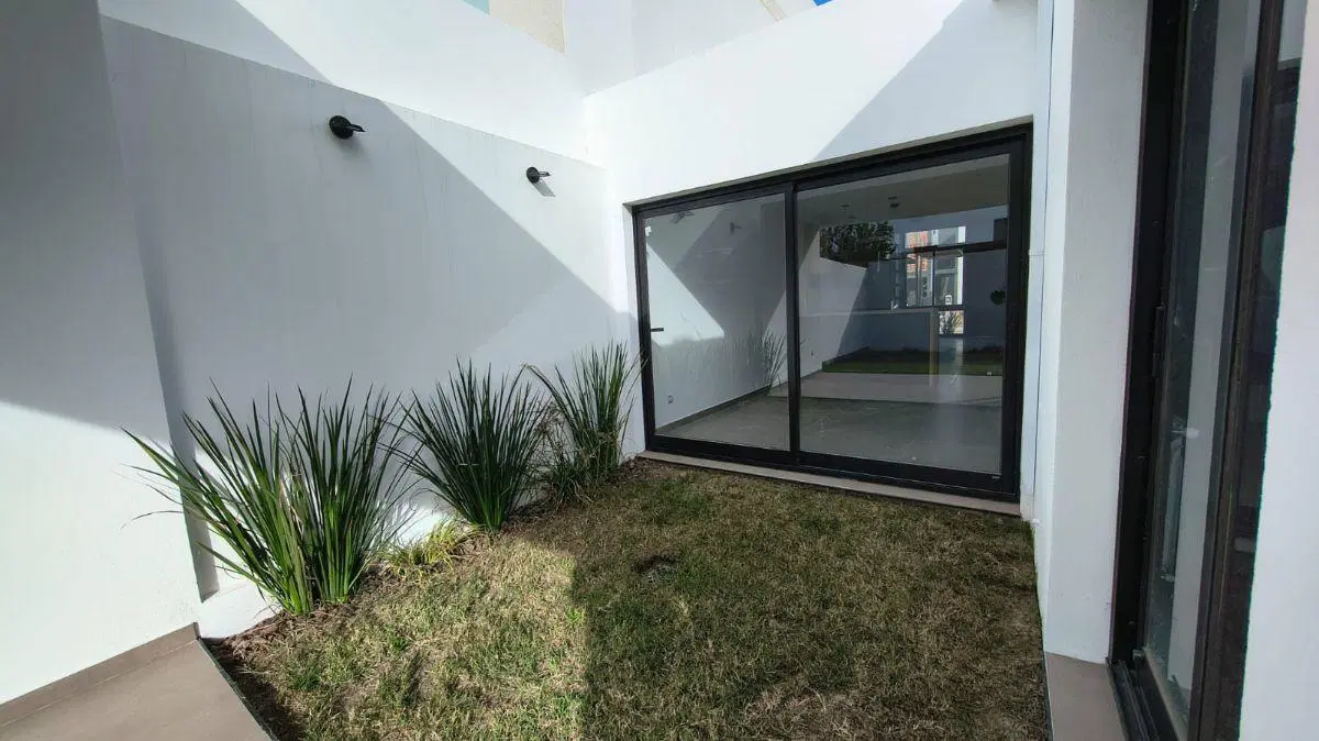 Alquilo Dúplex en Planta Baja 2 DOR. 2 Baños. Cochera doble. Patio 2