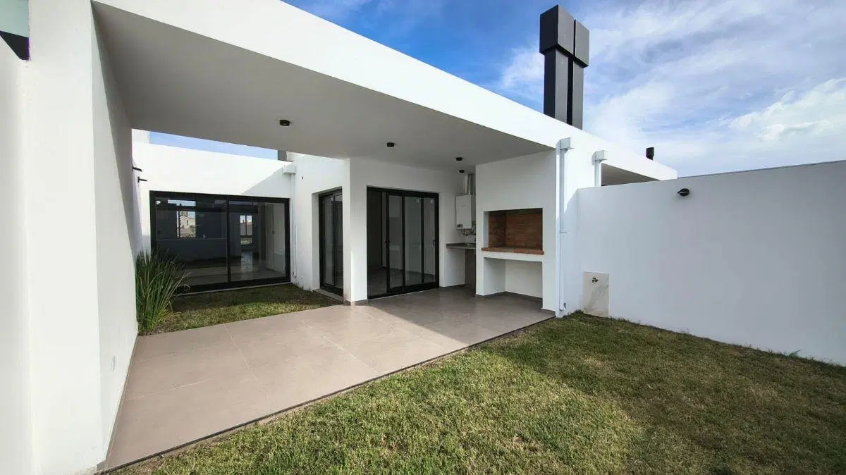 Alquilo Dúplex en Planta Baja 2 DOR. 2 Baños. Cochera doble. Patio 4