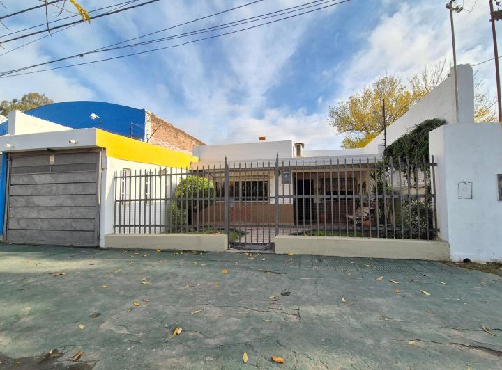 Casa 3 dormitorios con pileta sobre Av 9 de julio!