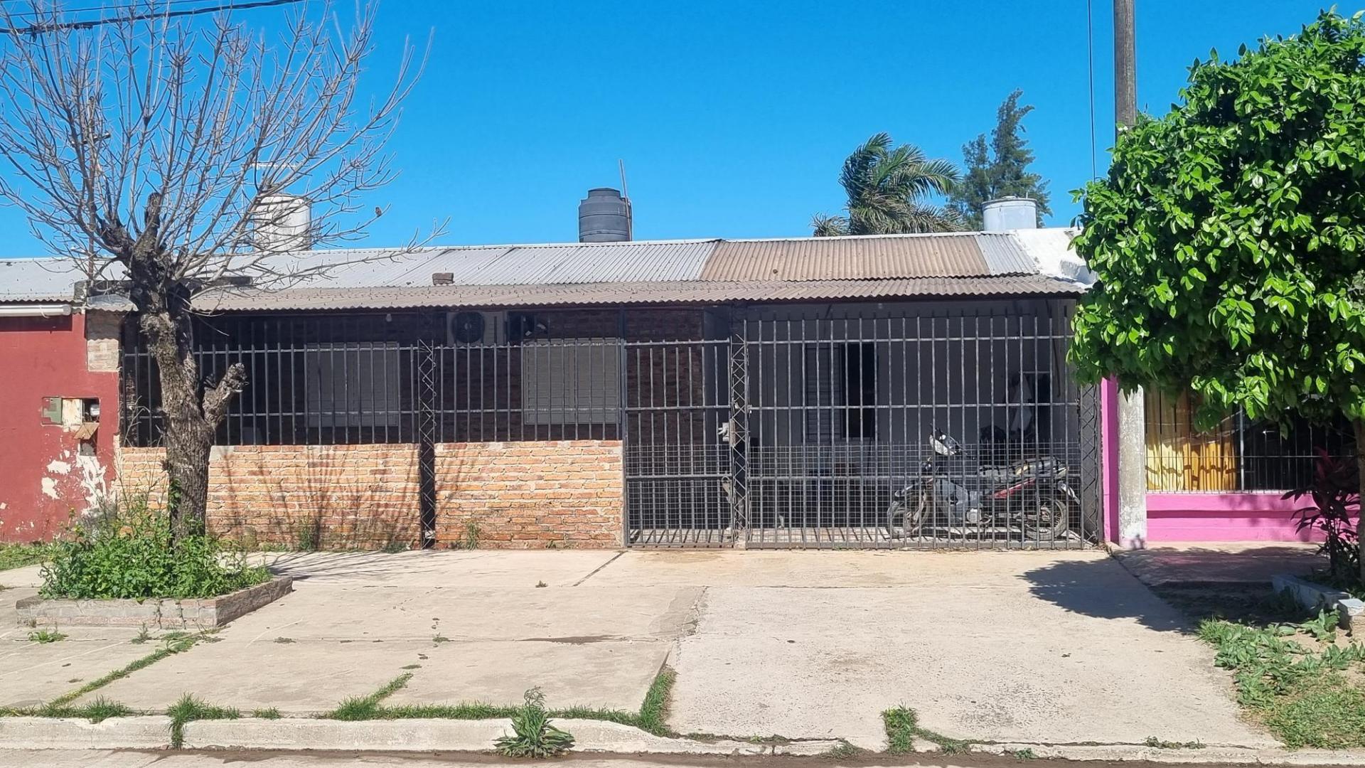 Casa independiente 3 dormitorios sobre Av en las 500 viviendas!