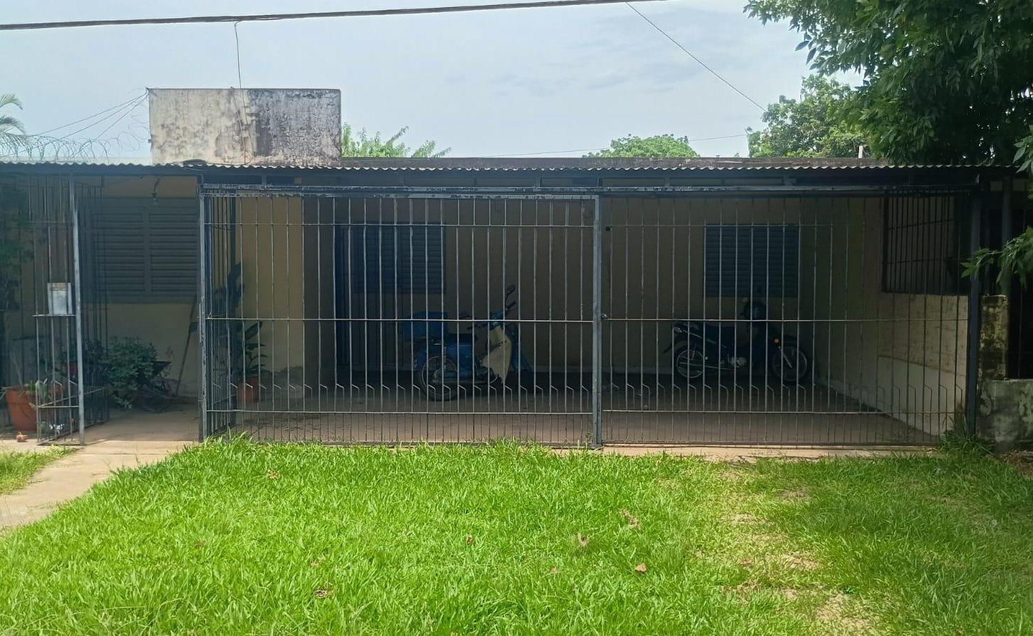 Casa 3 dormitorios frente a plazoleta, B°200 Viviendas