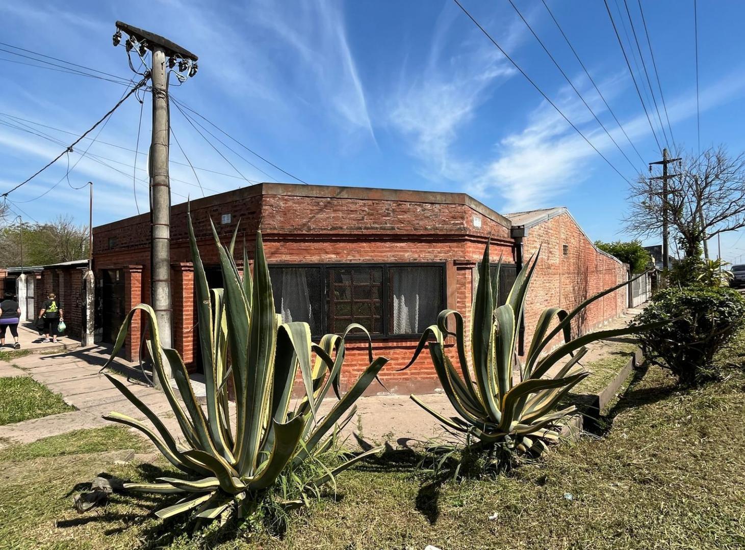 Foto de Casa de 4 dormitorios con pileta Av Castelli esquina Yatay, imagen 2