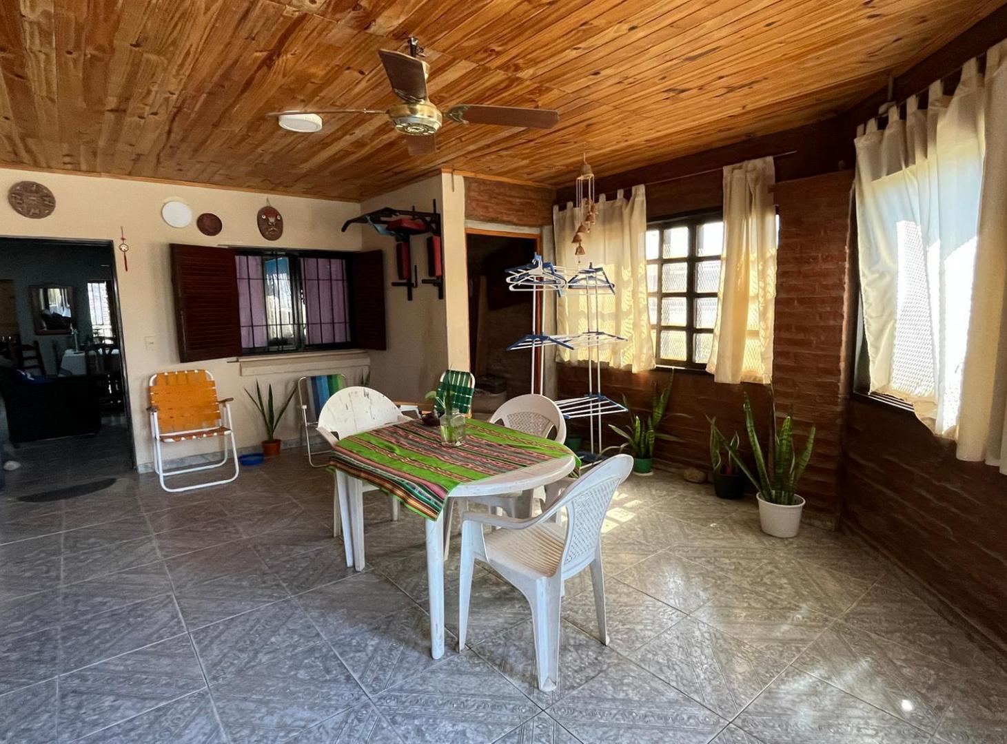 Foto de Casa de 4 dormitorios con pileta Av Castelli esquina Yatay, imagen 4