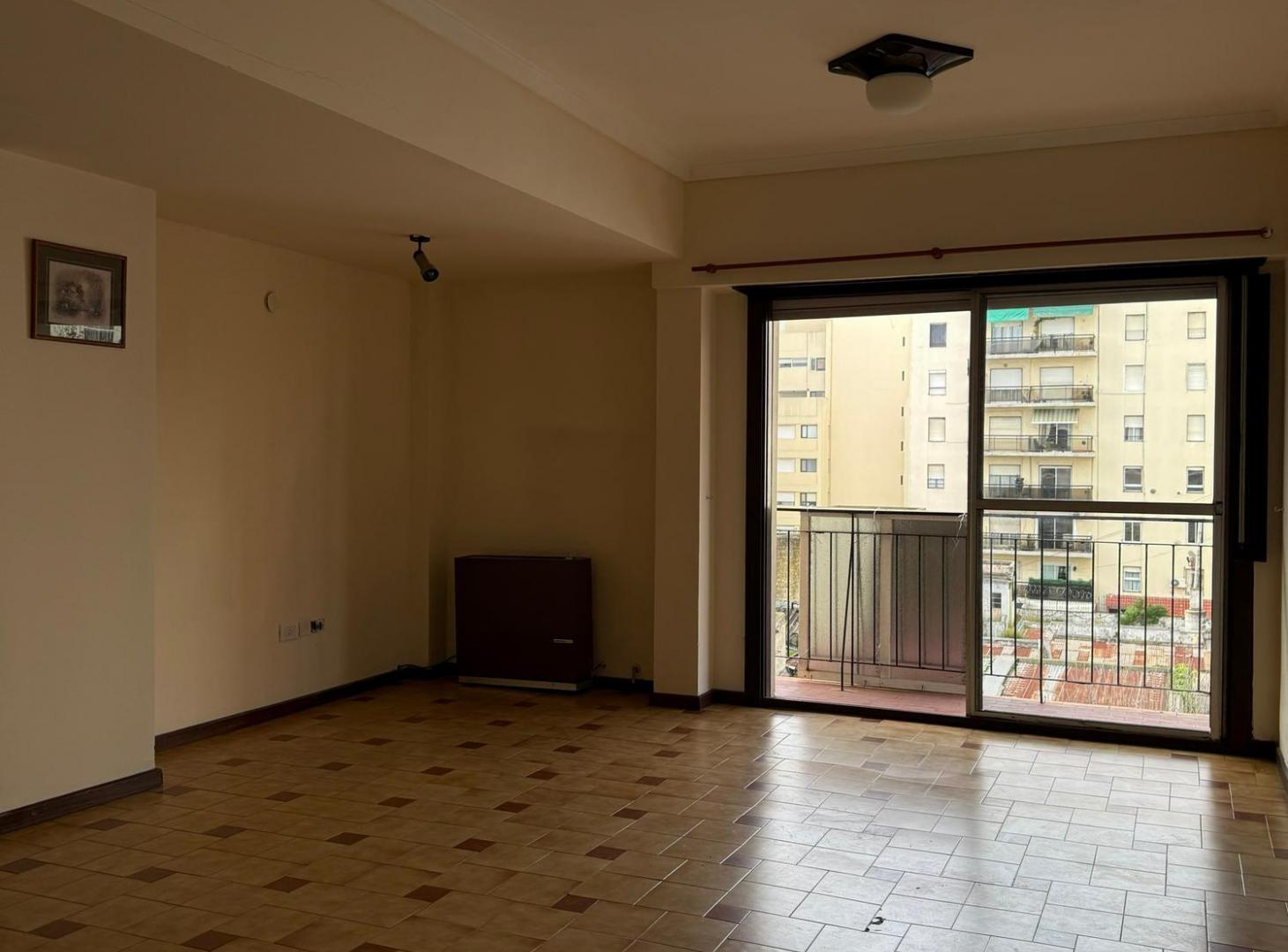 Foto de Departamento 4 ambientes c/cochera a la calle - Zona Plaza Mitre, imagen 1