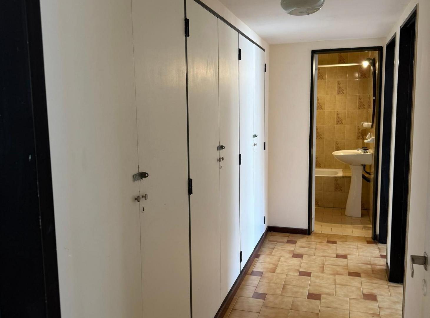 Foto de Departamento 4 ambientes c/cochera a la calle - Zona Plaza Mitre, imagen 5