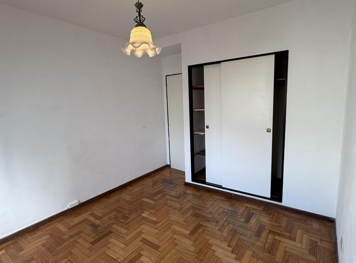 Foto de Departamento 4 ambientes c/cochera a la calle - Zona Plaza Mitre, imagen 4
