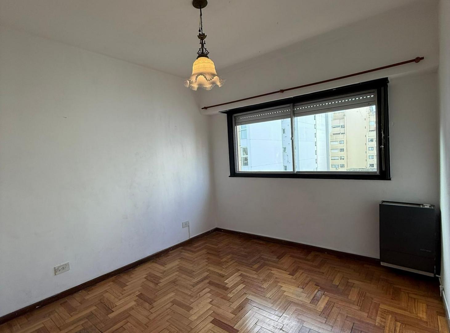 Foto de Departamento 4 ambientes c/cochera a la calle - Zona Plaza Mitre, imagen 2