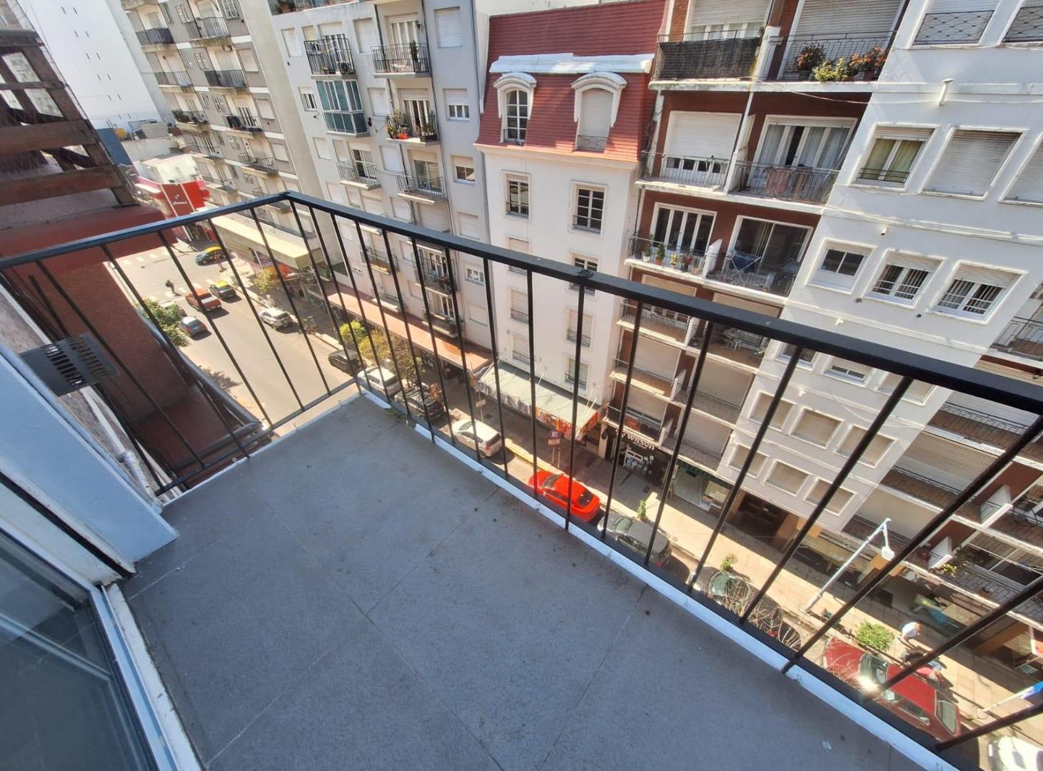 Foto de Ambiente a la calle con balcon - A nuevo - Santa Fe y Rivadavia, imagen 2