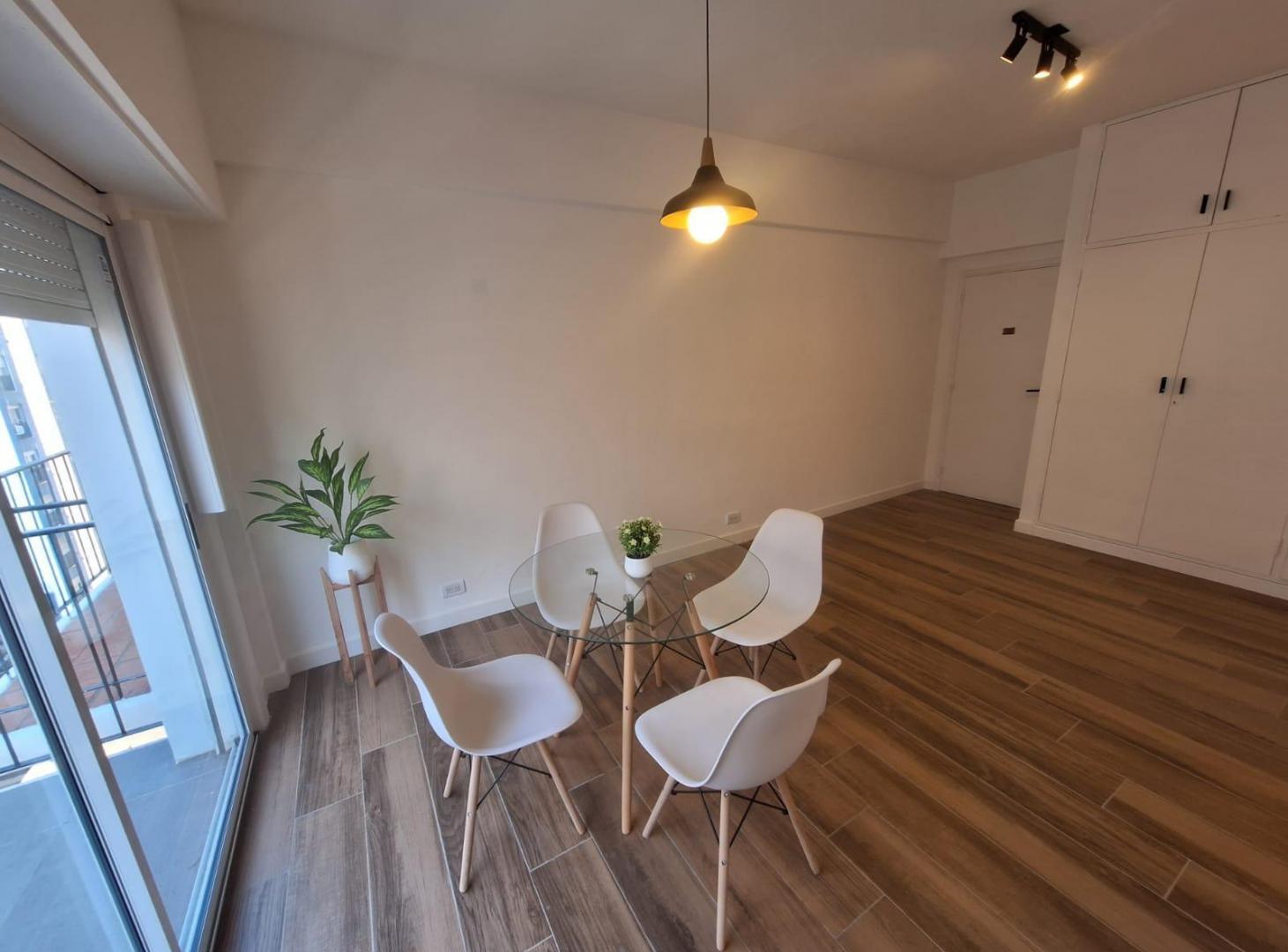 Foto de Ambiente a la calle con balcon - A nuevo - Santa Fe y Rivadavia, imagen 3