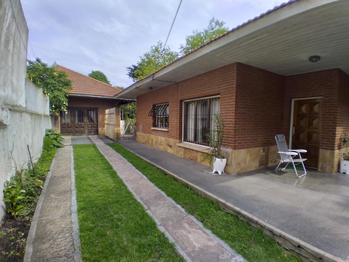 Chalet Sobre Dos Lotes a m del Parque Primavesi. 2
