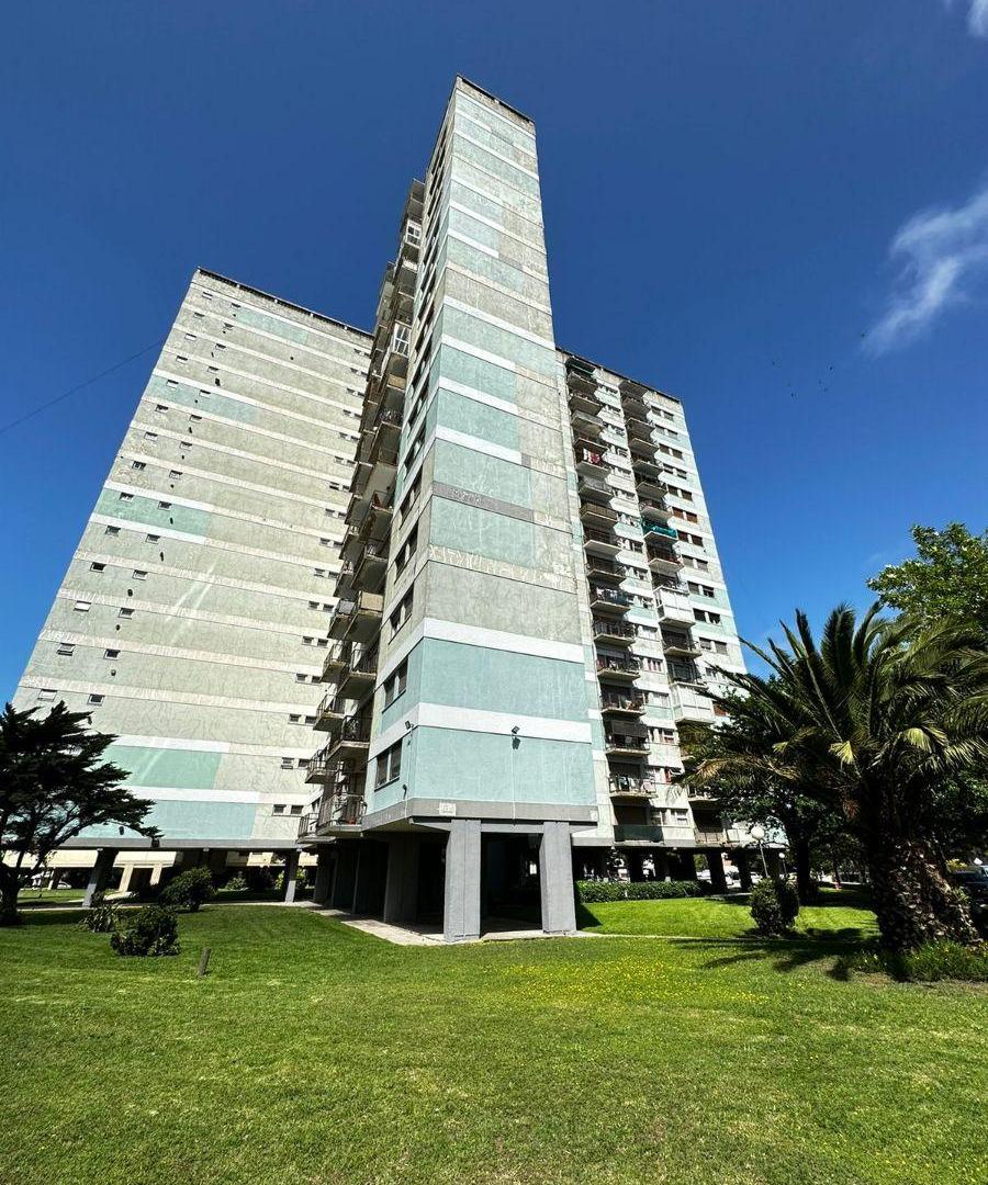 Departamento en VENTA de tres (3) ambientes con balcón y vista abierta
