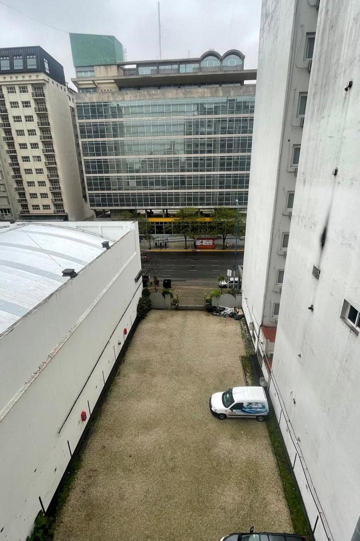 Foto de Un ambiente amplio contrafrente con balcón y vista abierta a la Av, imagen 3