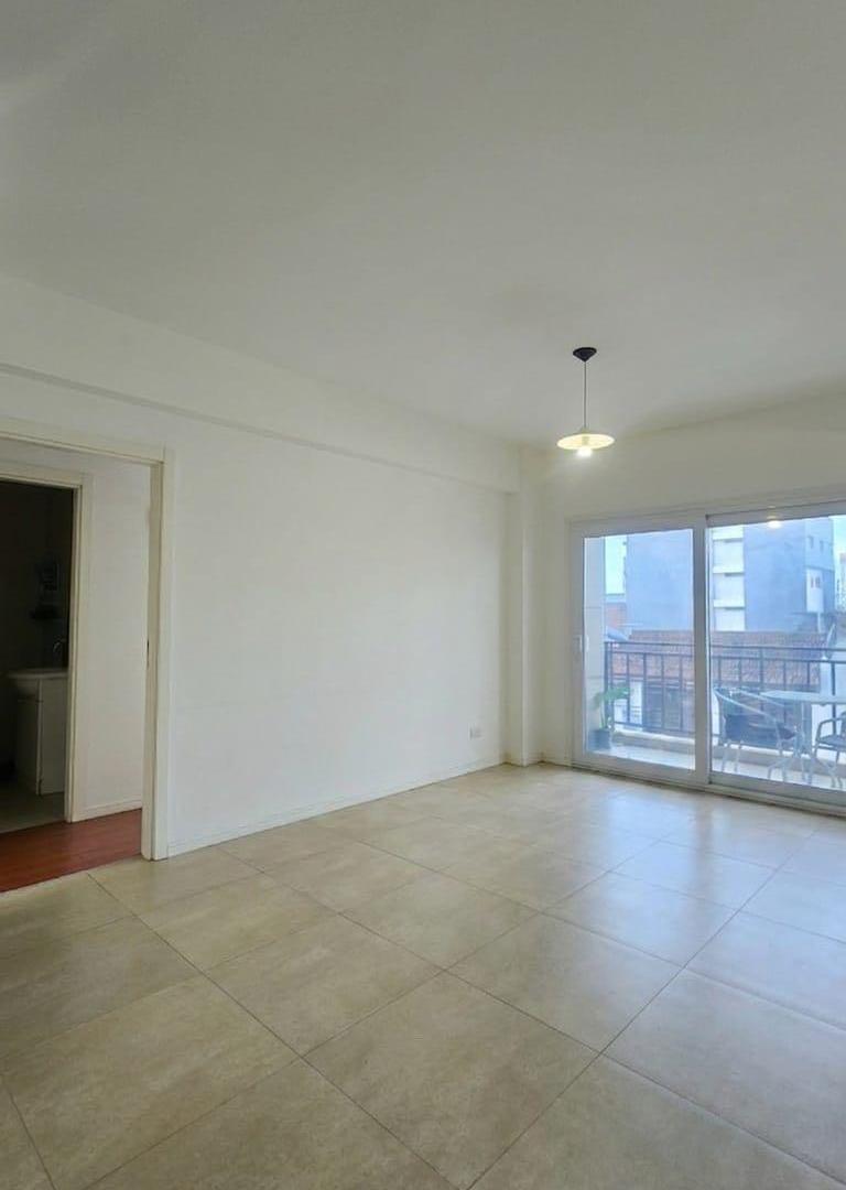 Foto de VENTA DEPARTAMENTO 2 AMBIENTES C/COCHERA CHAUVIN, imagen 2