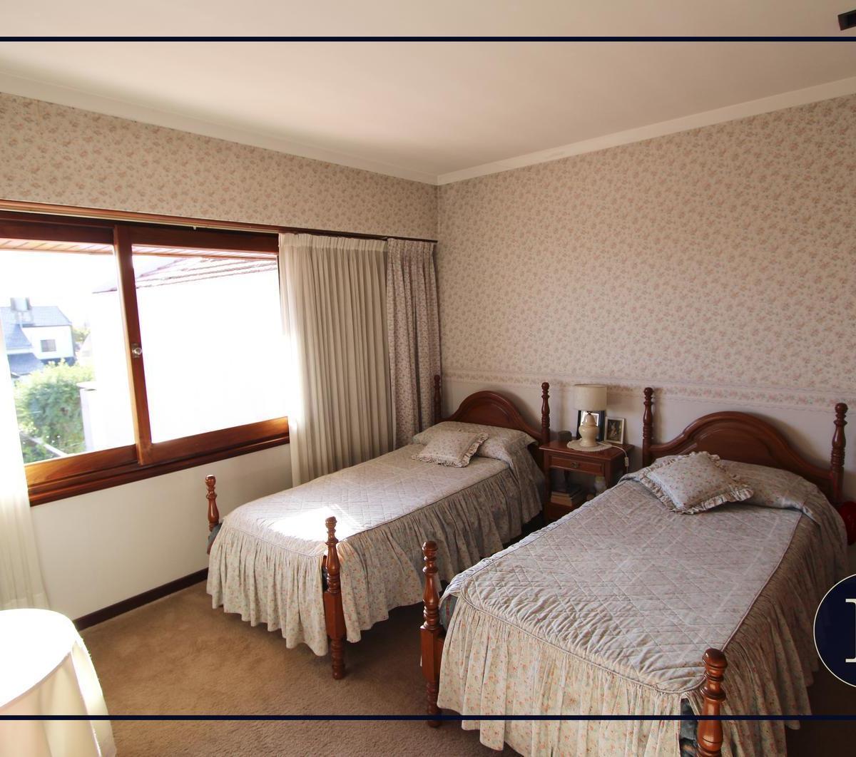 Chalet 5 Ambientes en San Carlos 3