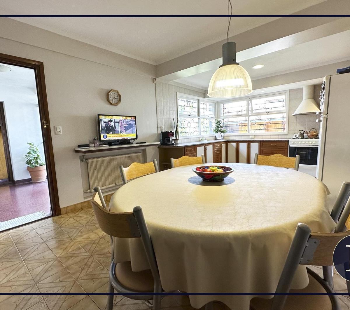 Casa de 5 Ambientes con Quincho y Jardín y Garage Doble - Chauvin 1