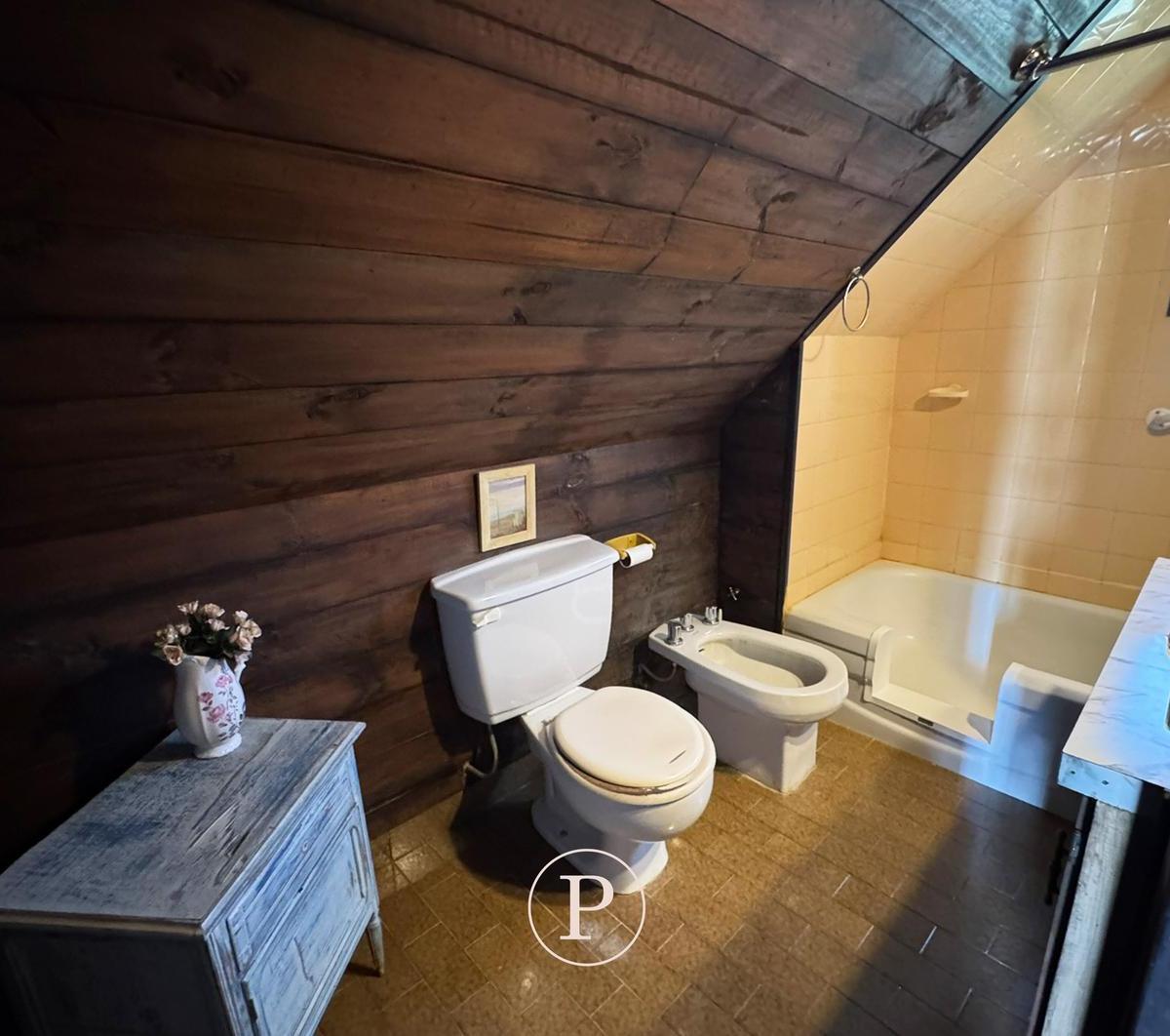 Chalet Estilo Canadiense en Entorno Residencial 4