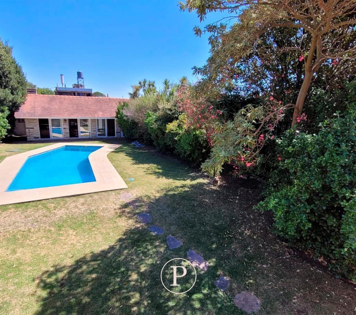 Chalet Emplazado en Lote Único en Barrio Los Troncos 1