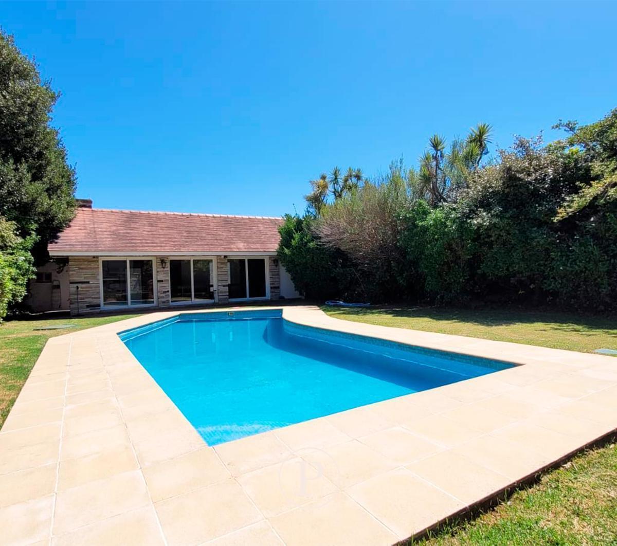 Chalet Emplazado en Lote Único en Barrio Los Troncos 2