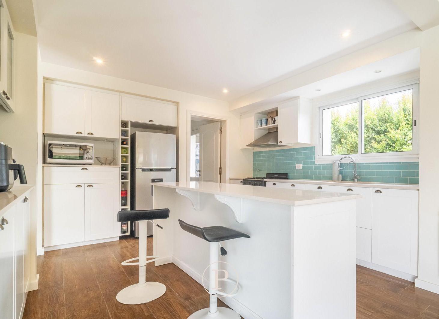 Venta casa con pileta y gran jardín en Arenas del Sur