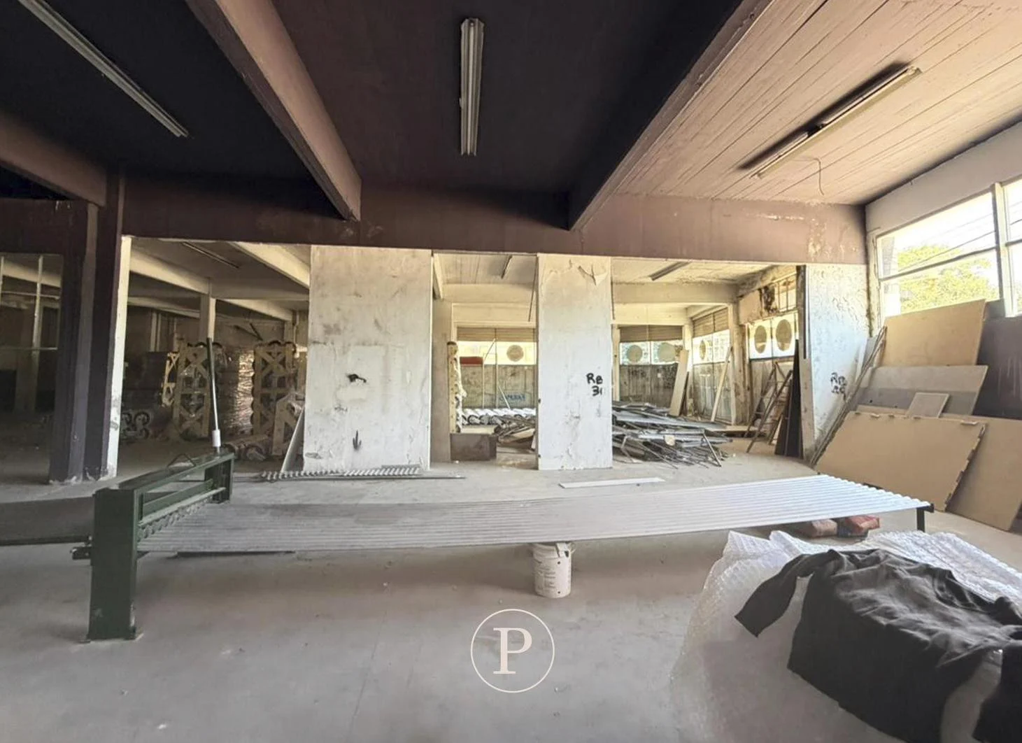 Foto de Alquiler Local Comercial de 700 m2 en Importante Avenida, imagen 2