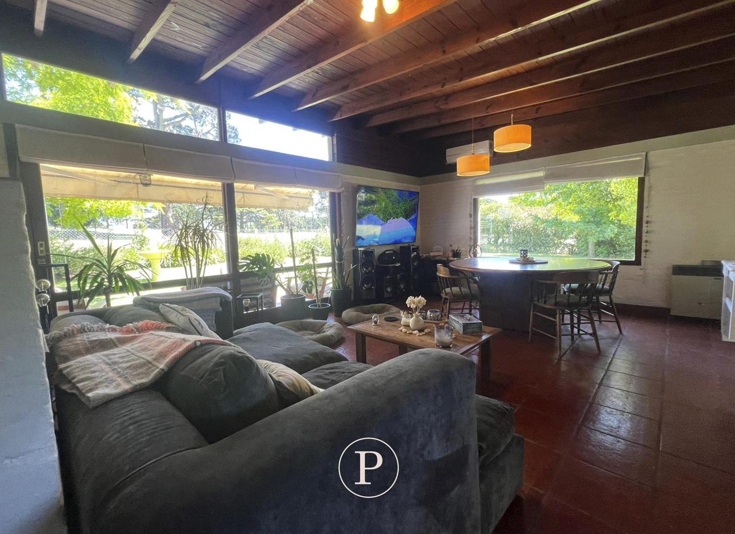 Foto de Casa en Venta con Pileta y Amplio Jardín en Acantilados, imagen 4