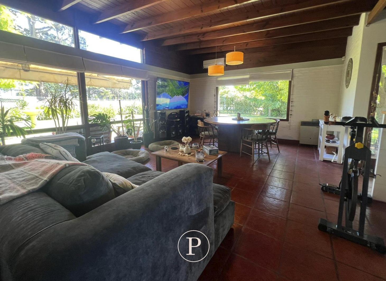 Foto de Casa en Venta con Pileta y Amplio Jardín en Acantilados, imagen 5