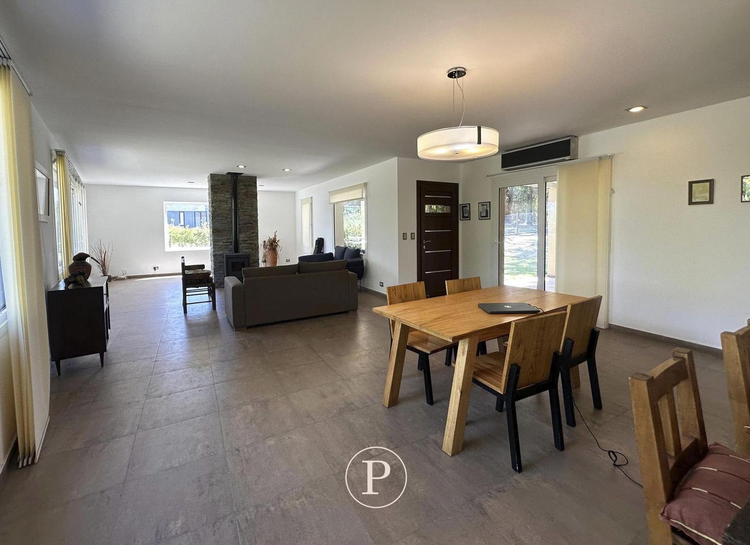 Foto de Casa con Amplio Jardín y Parilla en Venta en Barrancas de San Benito, imagen 3