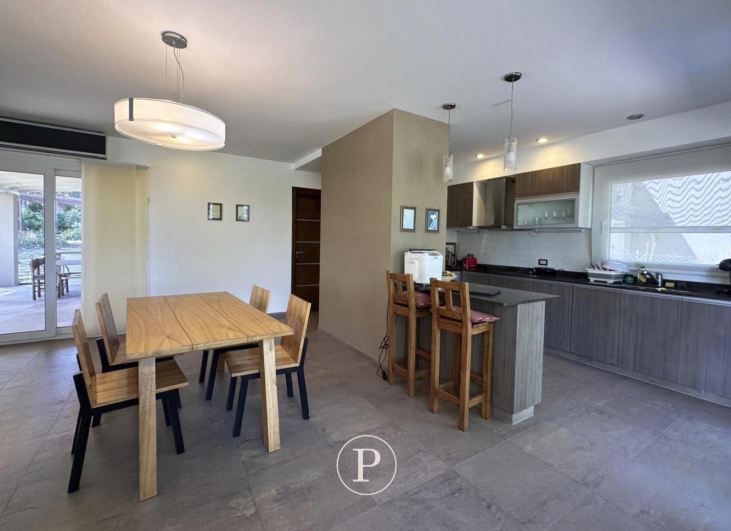 Foto de Casa con Amplio Jardín y Parilla en Venta en Barrancas de San Benito, imagen 5