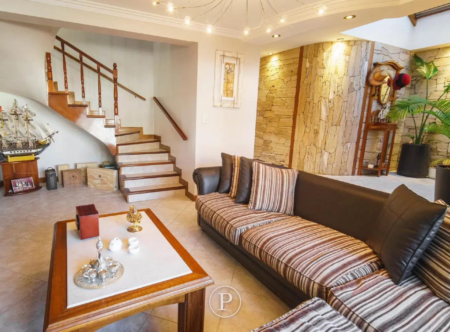 Chalet con lote lindero con piscina en Colinas de Peralta Ramos 5
