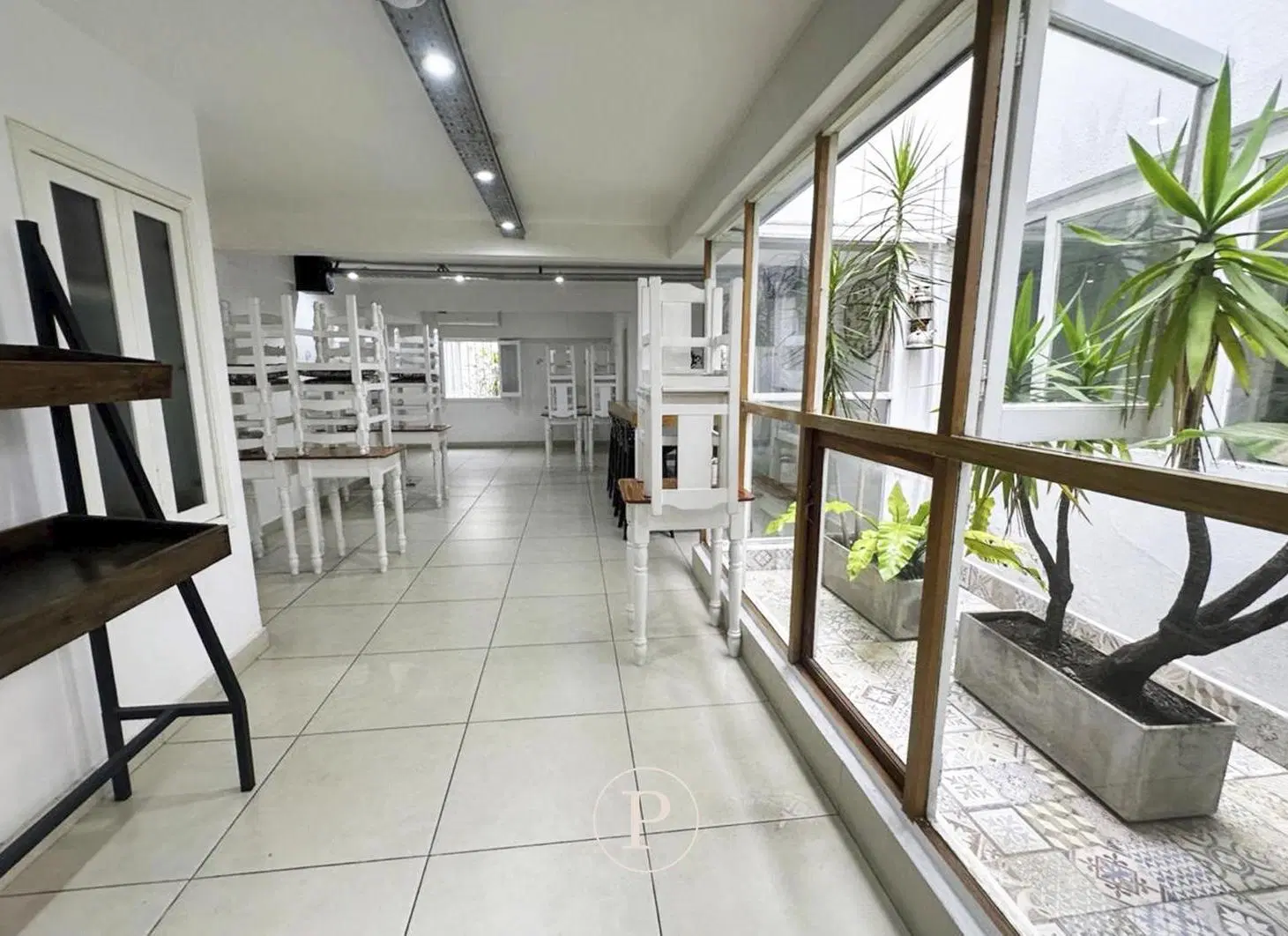 Venta Hotel con locales y cocheras en Playa Grande 5