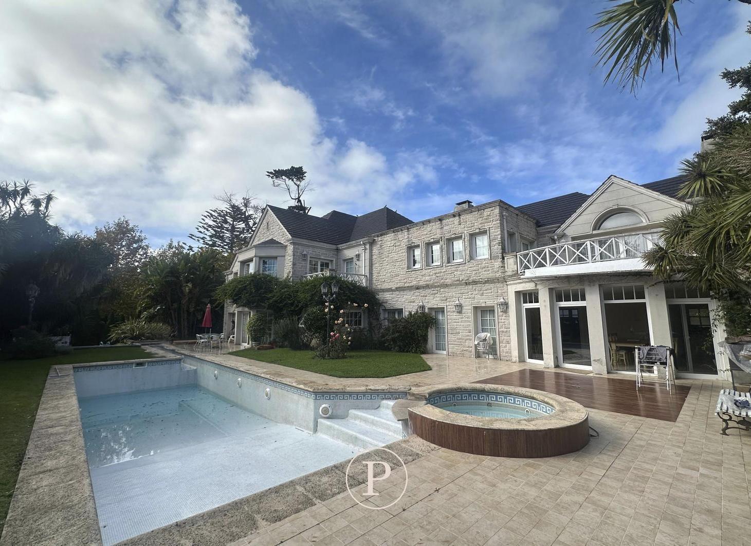 Foto de Residencia de categoría en Venta en la mejor zona del barrio Los Troncos, imagen 1