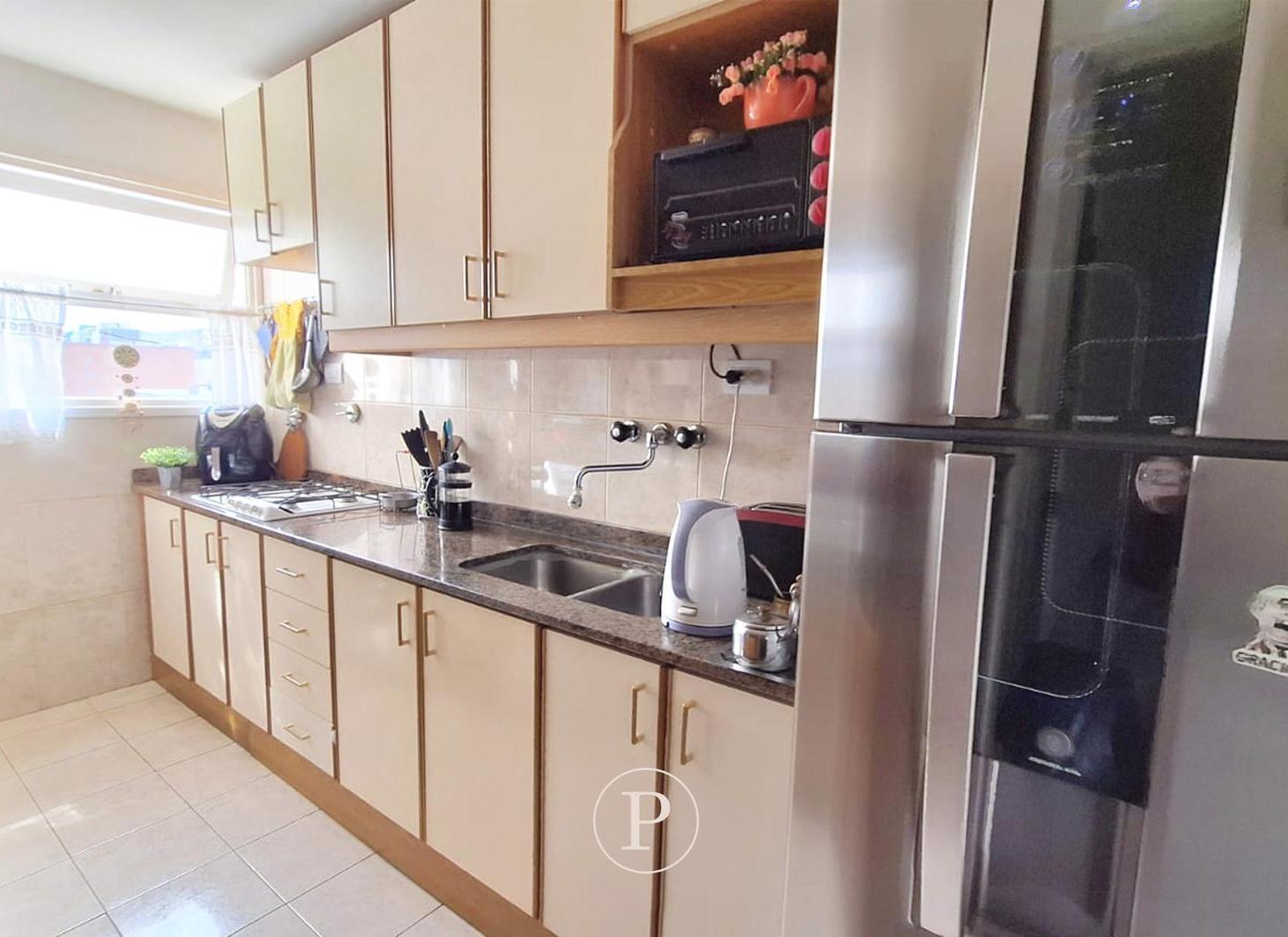 Foto de Departamento en Venta con balcon, cochera y baulera en Guemes, imagen 4