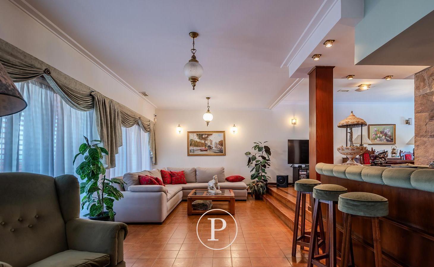 Foto de Chalet en venta de 6 ambientes con patio con pileta climatizada y, imagen 2