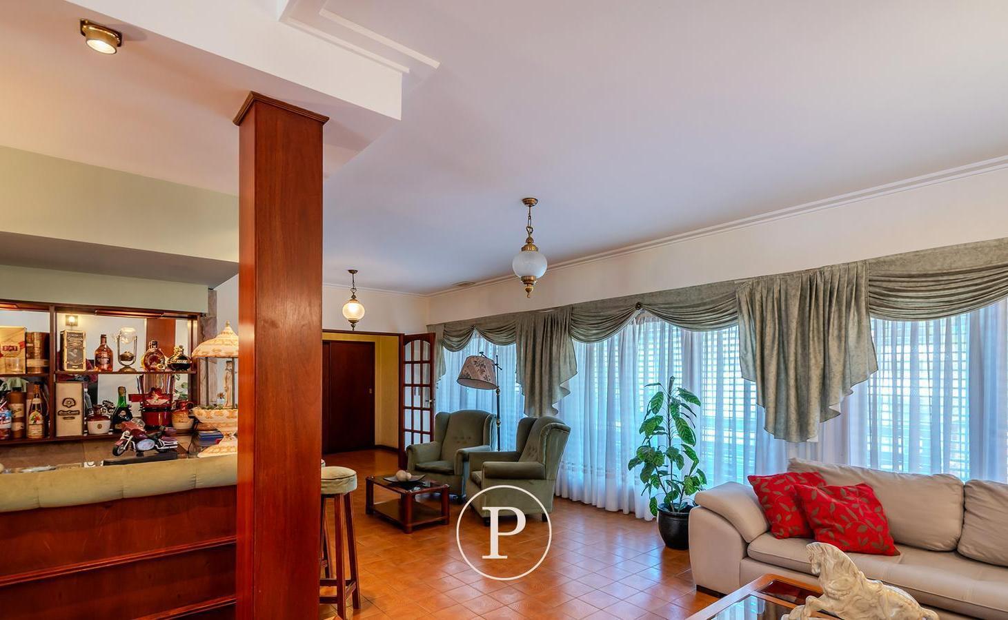 Foto de Chalet en venta de 6 ambientes con patio con pileta climatizada y, imagen 3