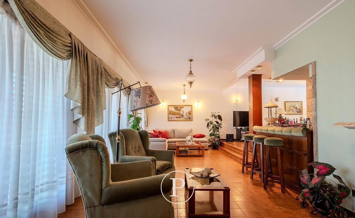 Foto de Chalet en venta de 6 ambientes con patio con pileta climatizada y, imagen 4