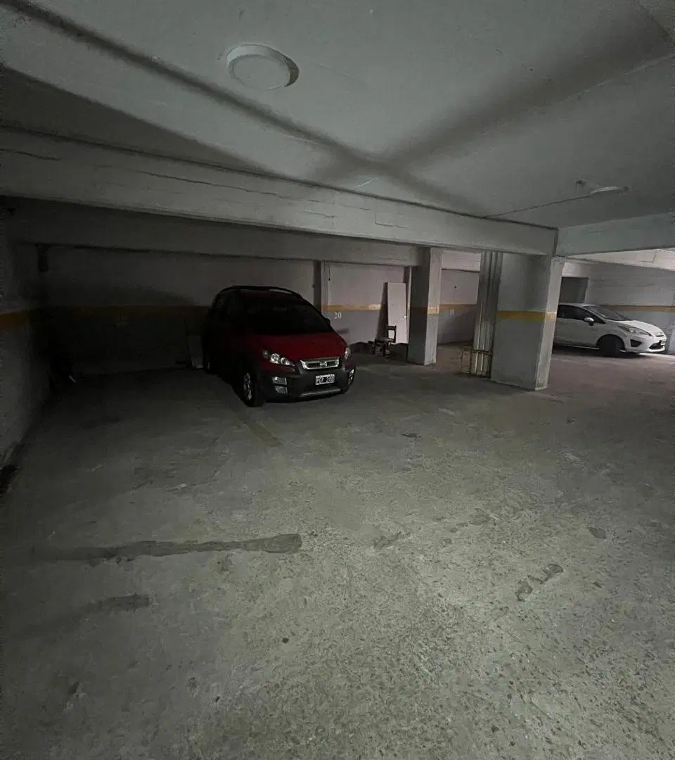 Venta cochera zona La Perla 4