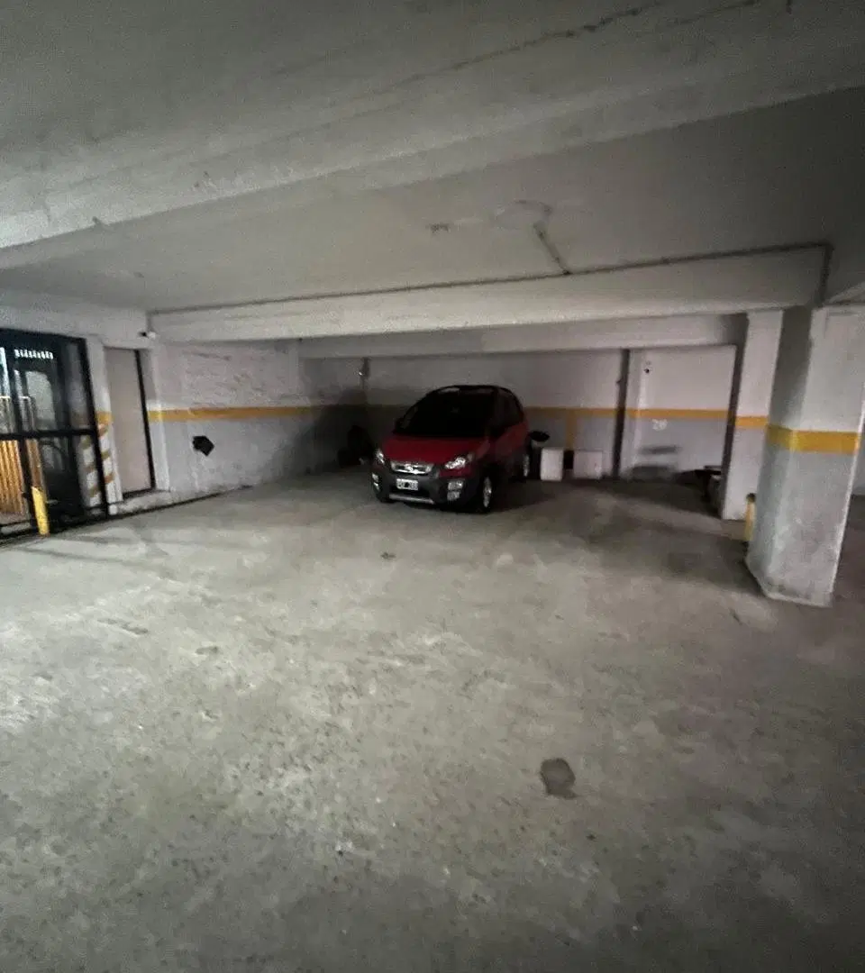 Venta cochera zona La Perla 5